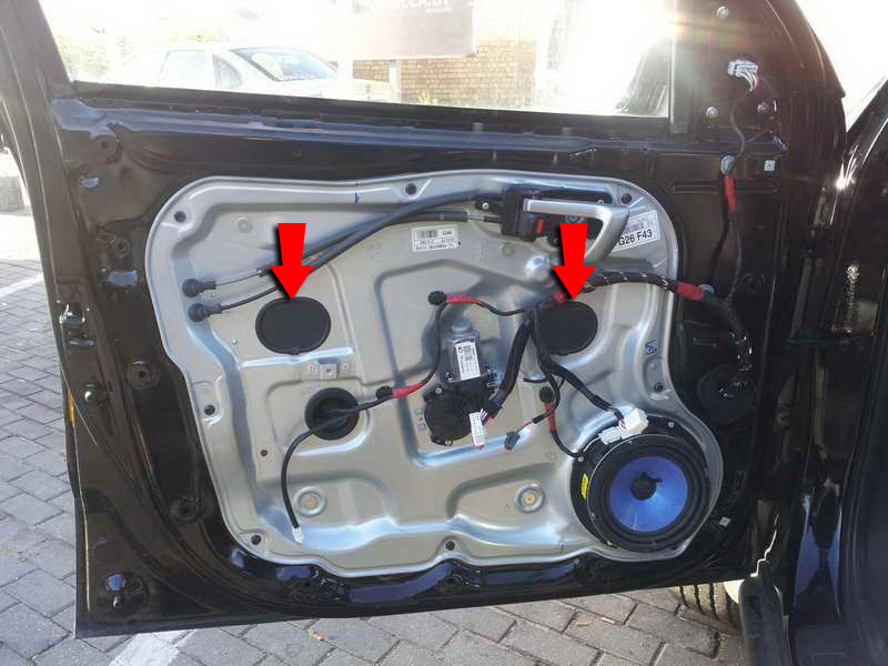 Заглушки в монтажной панели двери на Hyundai Santa Fe CM 2006-2012