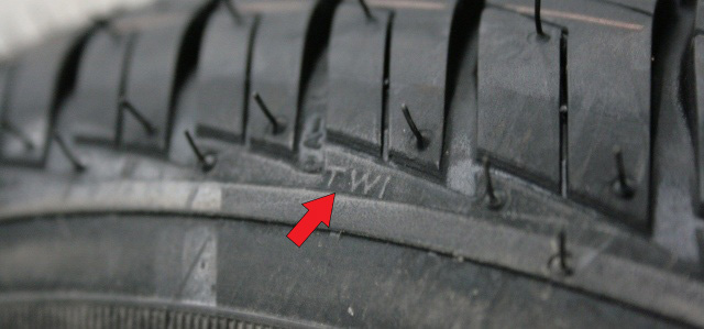 Размещение индикатора износа шины TWI (tread wear index) для Лада Гранта (ВАЗ 2190)