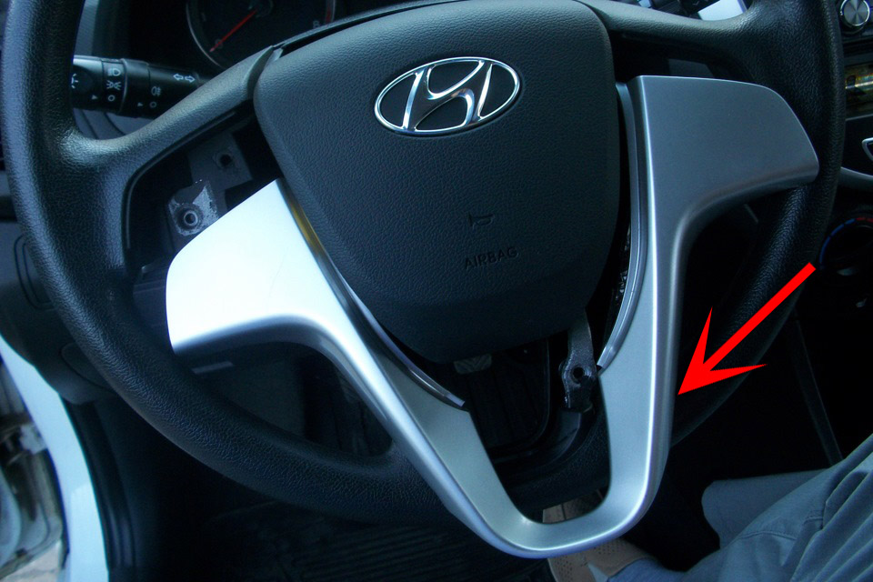 Снять накладку руля на автомобиле Hyundai Solaris 2010-2016