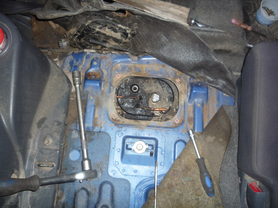 Разъем питания бензонасоса в Toyota RAV4