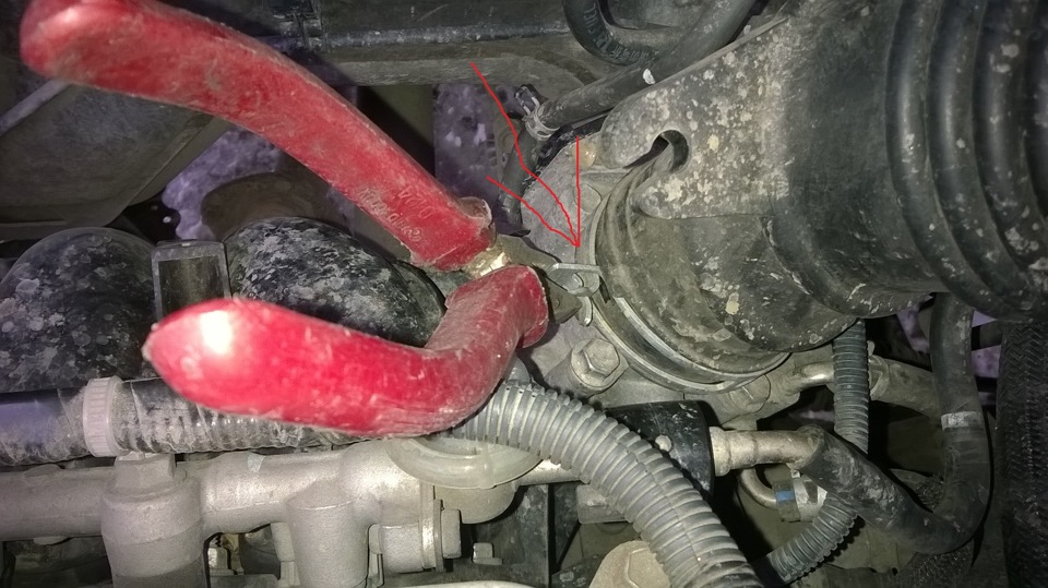 Снятие нижнего хомута впускного патрубка двигателя Toyota RAV4