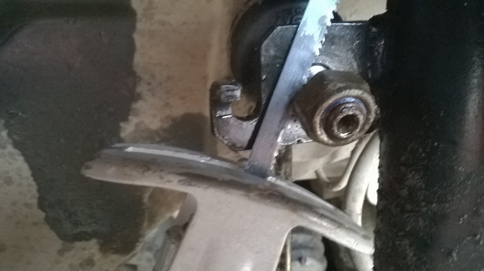 Срезание крепежа рулевого наконечника Renault Kangoo 2