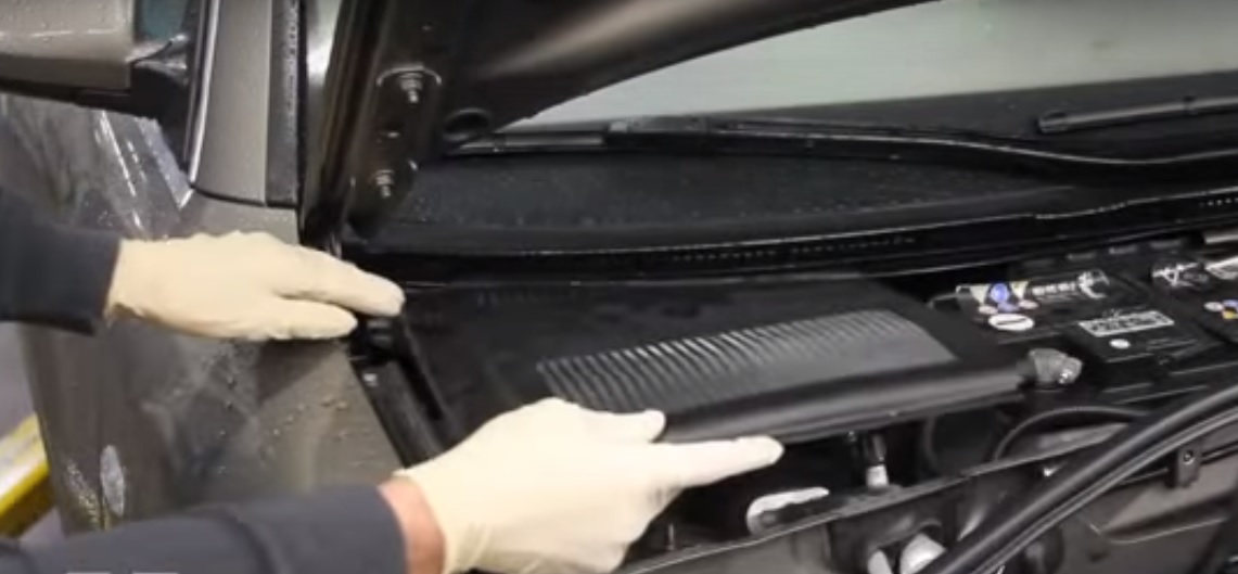 Установка крышки водосборного отсека системы отопления и кондиционирования Audi A4 2