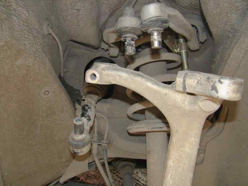 Откручивание крепления верхних рычагов подвески Audi A4