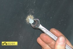 Выверните болт заднего крепления ГАЗ 31105 Волга