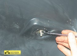 Отверните гайку верхнего крепления и снимите подкрылок ГАЗ 31105 Волга