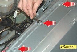 Выверните болты крепления крыла к верхнему фланцу брызговика мотоотсека ГАЗ 31105 Волга