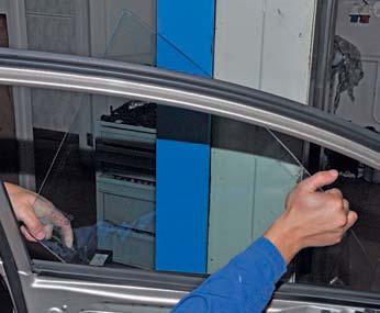 Повернув стекло, как показано на фото, вынимаем его из двери на автомобиле Hyundai Solaris