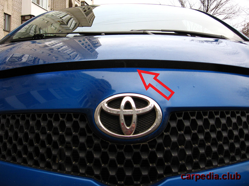 Расположение фиксатора открывания капота Toyota Yaris II