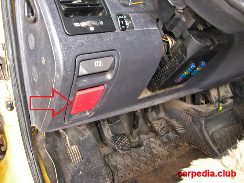 Расположение ручки отпирания капота Mercedes Vito I W638 1996 - 2003