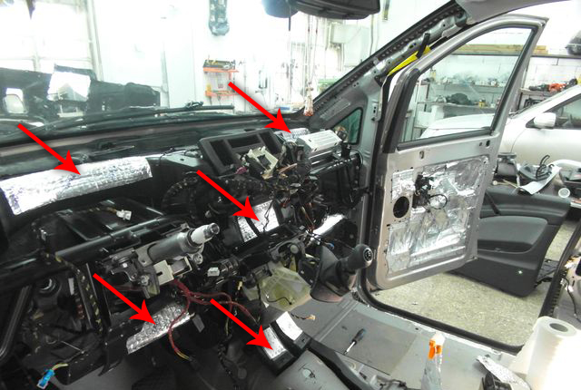 Проклеить торпеду шумкой на автомобиле Mercedes-Benz Vito W639