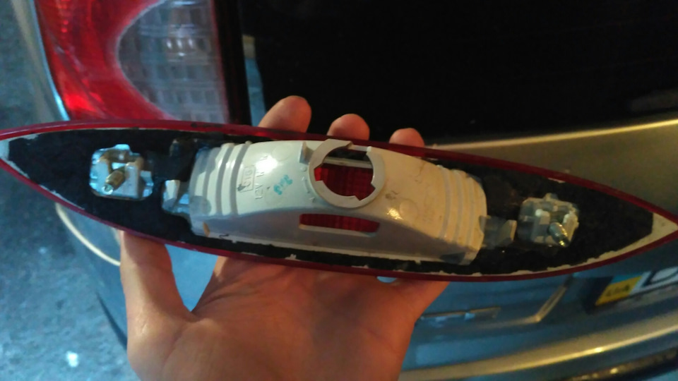Снятие и замена дополнительного стоп-сигнала Nissan Note 2004 - 2012