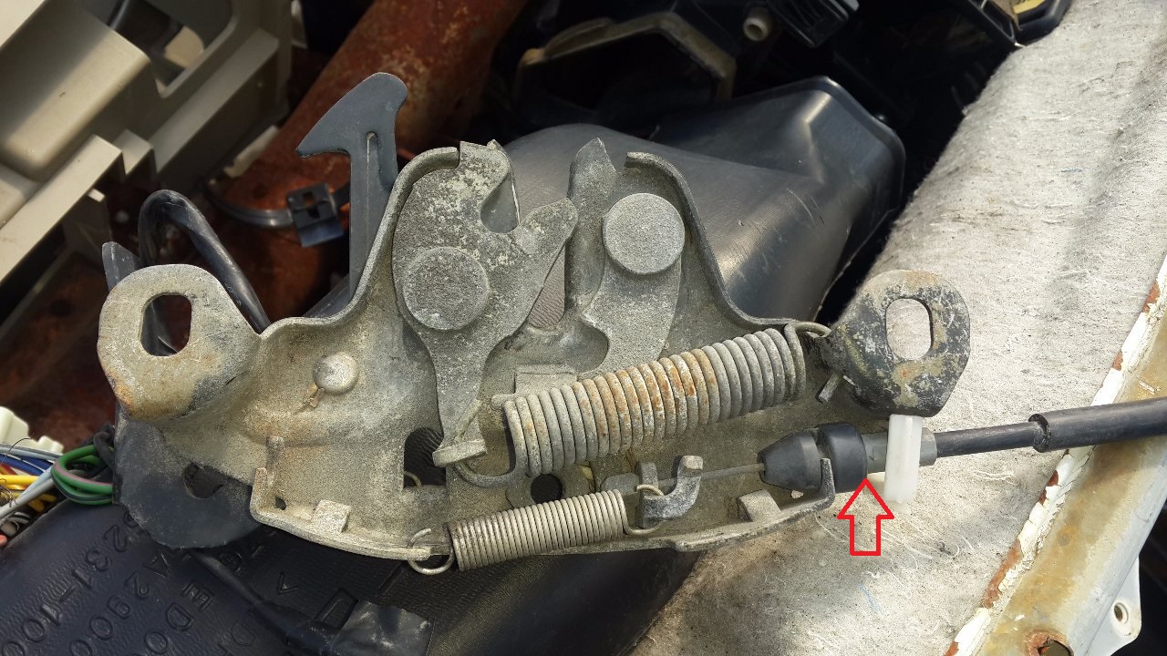 Снятие и установка замка капота и его привода на Nissan Note 2004 - 2012