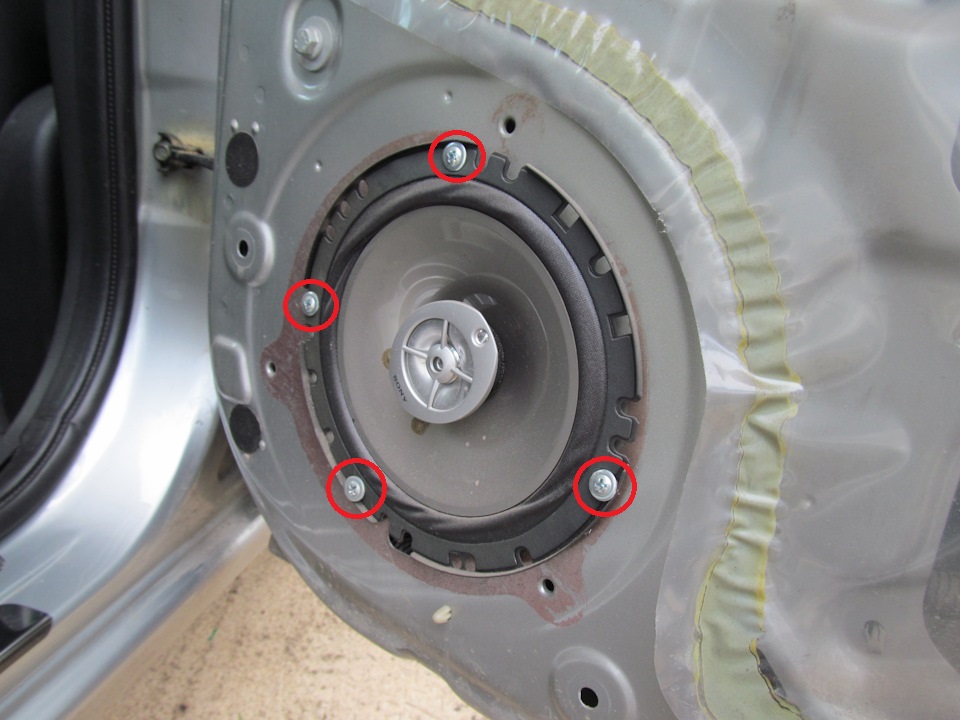 Замена ограничителя открывания передней двери Nissan Note 2004 - 2012