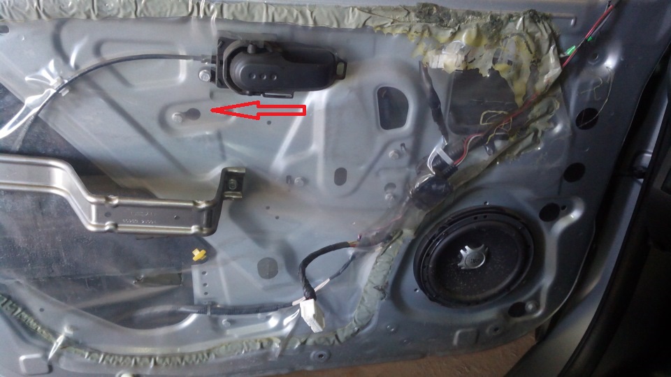 Замена внутренней ручки привода замка передней двери Nissan Note 2004 - 2012