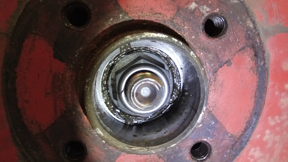 Снятие и установка тормозного барабана Nissan Note 2004 - 2012