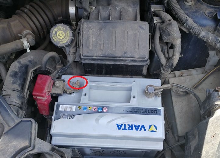 Снятие и установка аккумуляторной батареи Nissan Note 2004 - 2012
