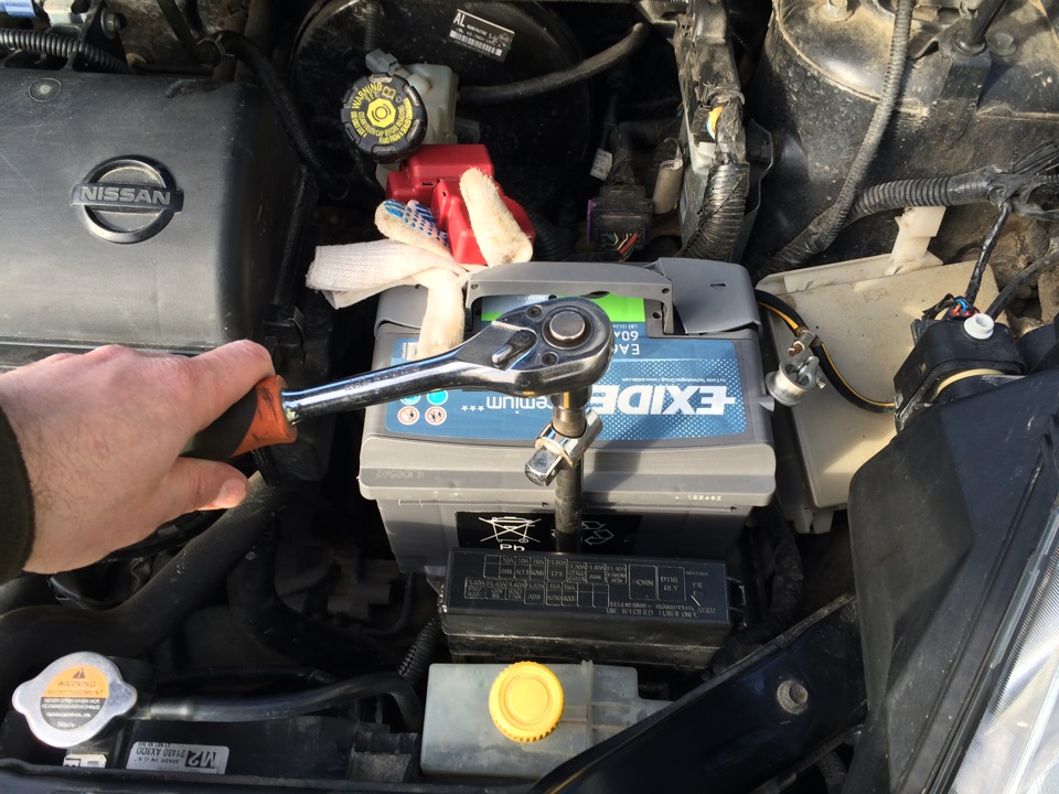 Снятие и установка аккумуляторной батареи Nissan Note 2004 - 2012