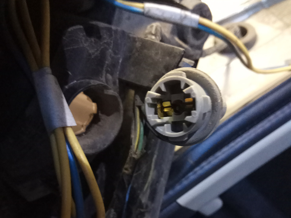 Замена лампы заднего хода Nissan Note 2004 - 2012