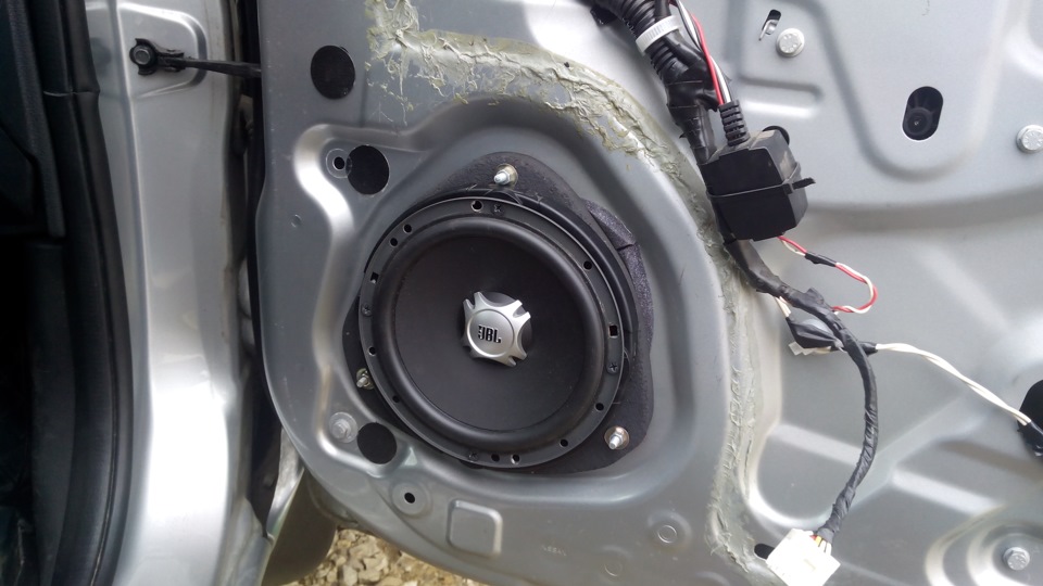 Замена динамика аудиосистемы Nissan Note 2004 - 2012