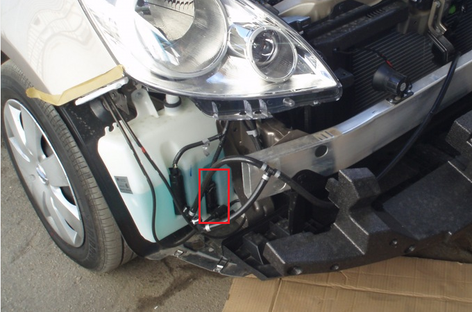 Замена насоса омывателя ветрового стекла и стекла багажника Nissan Note 2004 - 2012