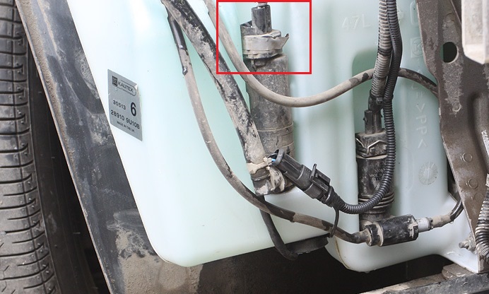 Замена электронасоса омывателя фар Nissan Note 2004 - 2012