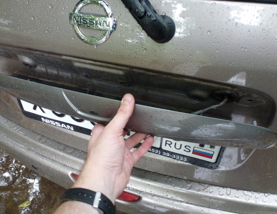 Замена фонарей освещения номерного знака Nissan Note 2004 - 2012