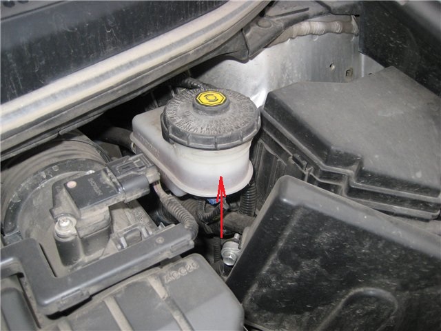 Проверка уровня и доливка тормозной жидкости Honda Civic 2005 - 2011