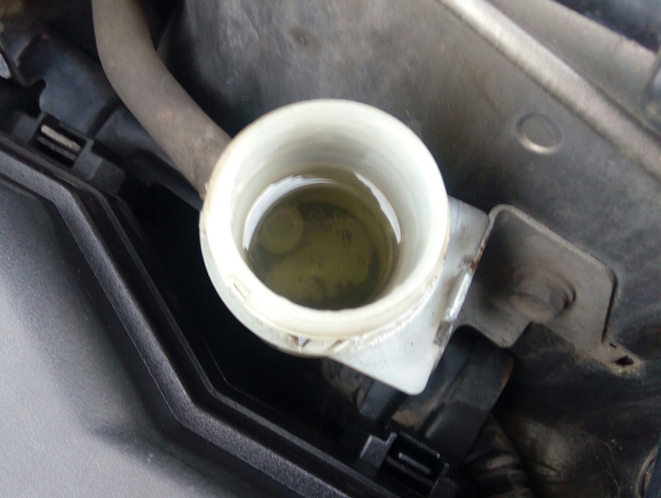 Проверка уровня и доливка жидкости в гидропривод сцепления Honda Civic 2005 - 2011