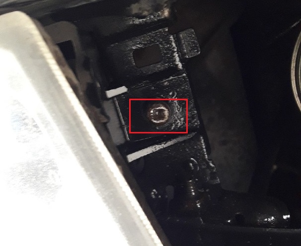 Замена лампочки в передней противотуманной фаре Honda Civic 2005 - 2011