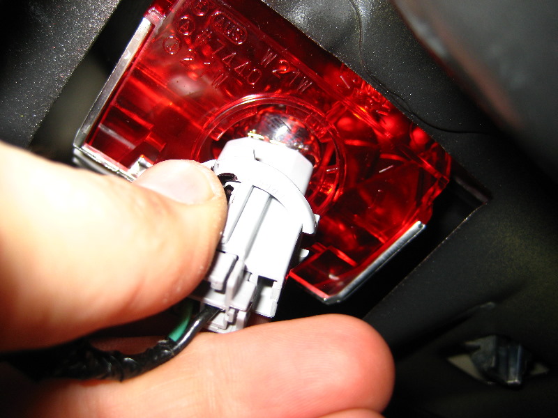 Замена лампы в дополнительном стоп-сигнале Honda Civic 2005 - 2011 