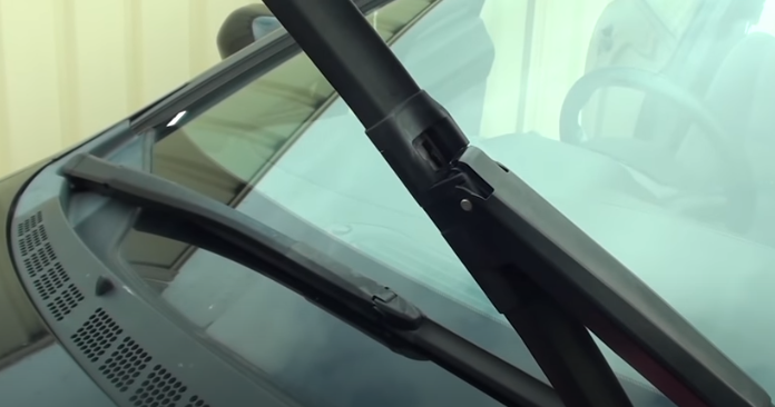 Замена щеток стеклоочистителя ветрового окна Honda Civic 2005 - 2011