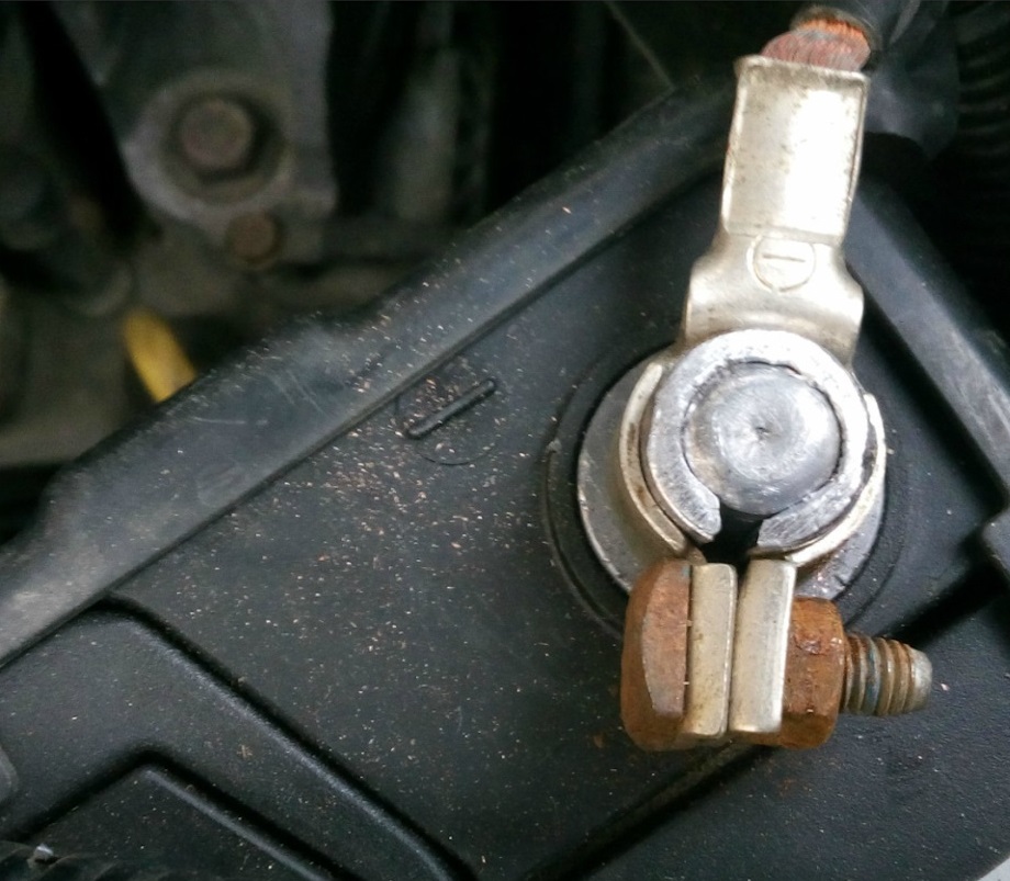 Снятие аккумуляторной батареи Honda Civic 2005 - 2011