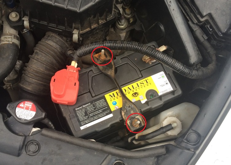 Снятие аккумуляторной батареи Honda Civic 2005 - 2011