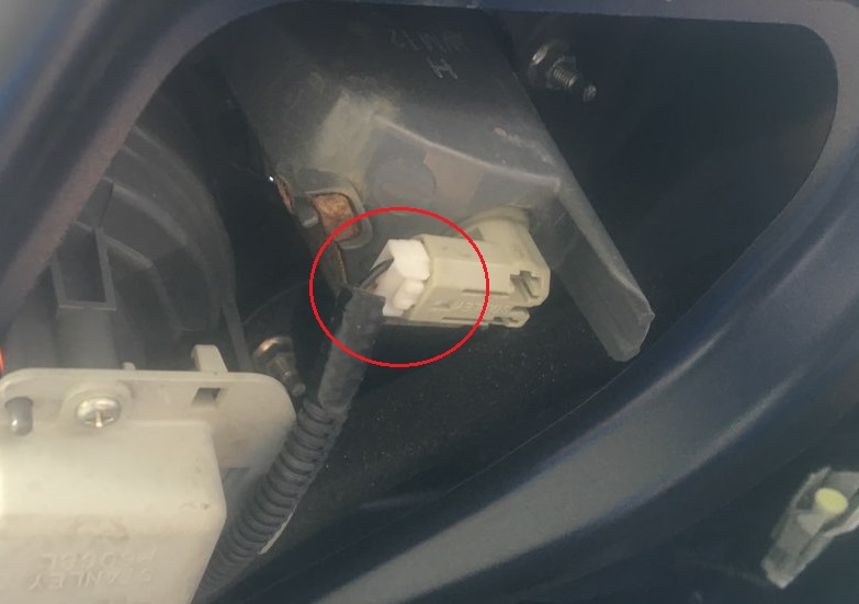 Замена лампы заднего хода Honda Civic 2005 - 2011