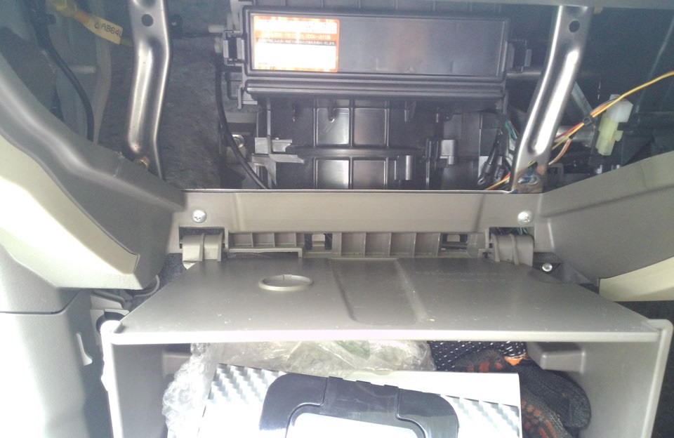 Замена салонного фильтра Suzuki Alto 2009 - 2014