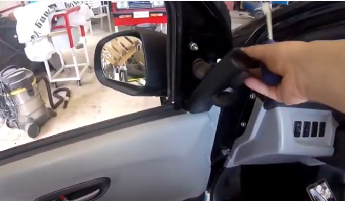 Снятие бокового зеркала заднего вида Suzuki Alto