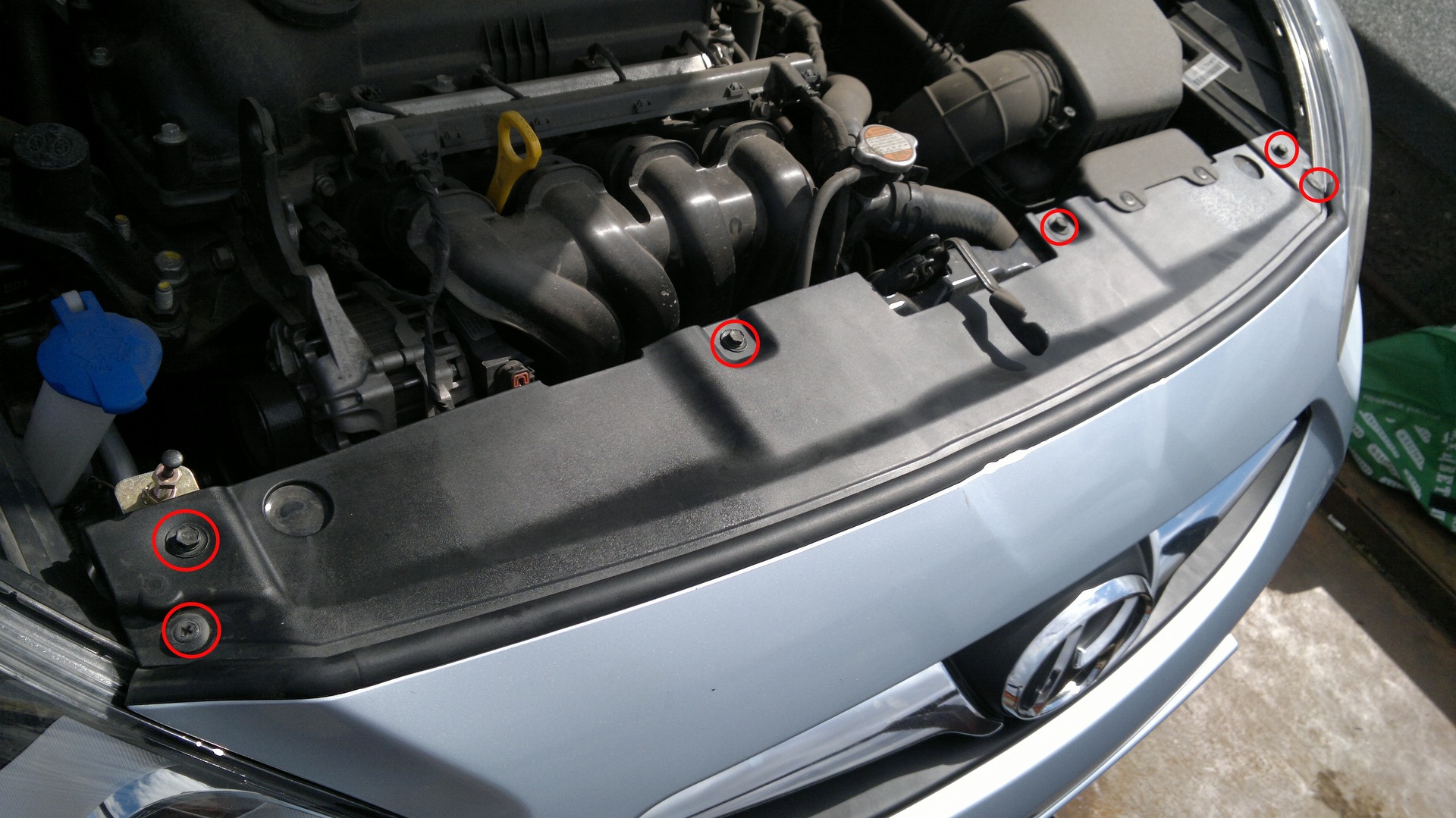 Крепление панели рамки радиатора на автомобиле Hyundai Solaris