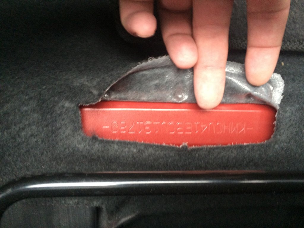 Расположение вин (Vin) номера на полу со стороны переднего пассажира на автомобиле Hyundai Solaris