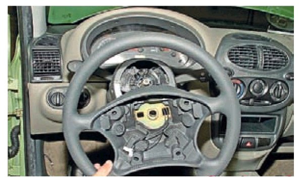 Полностью снятое рулевое колесо Lada Kalina