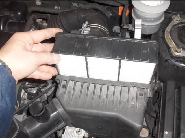 Установка нового фидьтрующего элемента в корпус воздушного фильтра Mitsubishi Outlander I 2003 - 2008