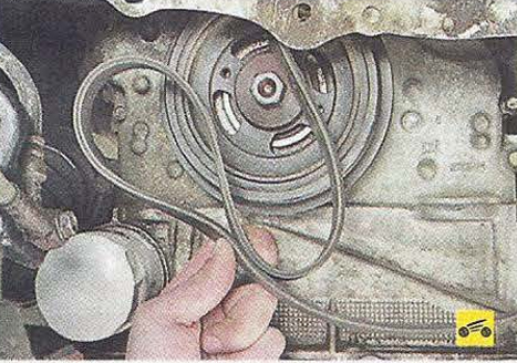 Снимаем ремень со шкивов Nissan Primera
