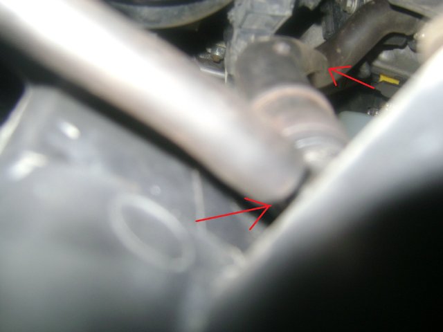 Приподнимаем корпус воздушного фильтра Fiat Doblo 2005